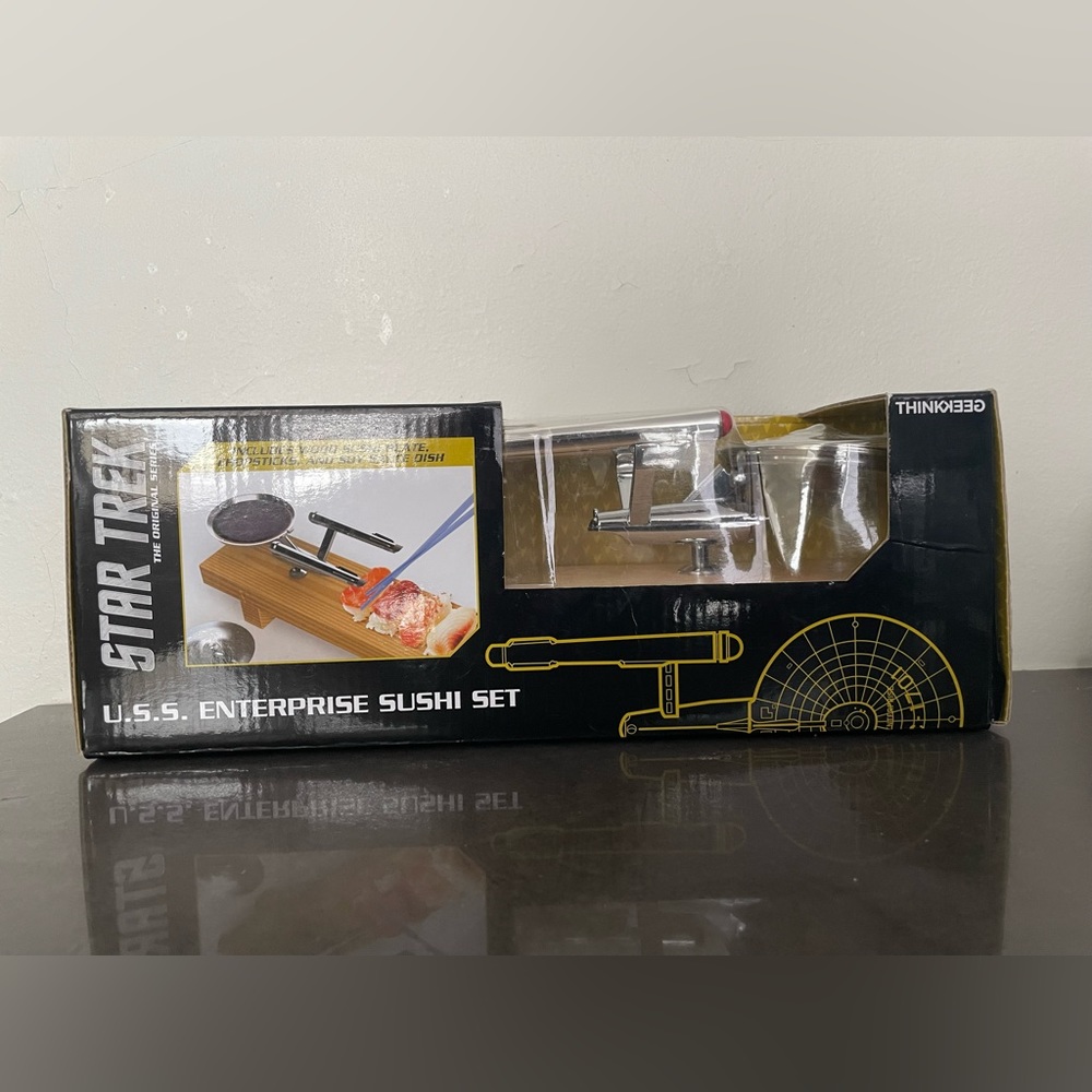Star Trek U.S.S. Enterprise Sushi Set THINKGEEK Wood Base w/Chopsticks NEW